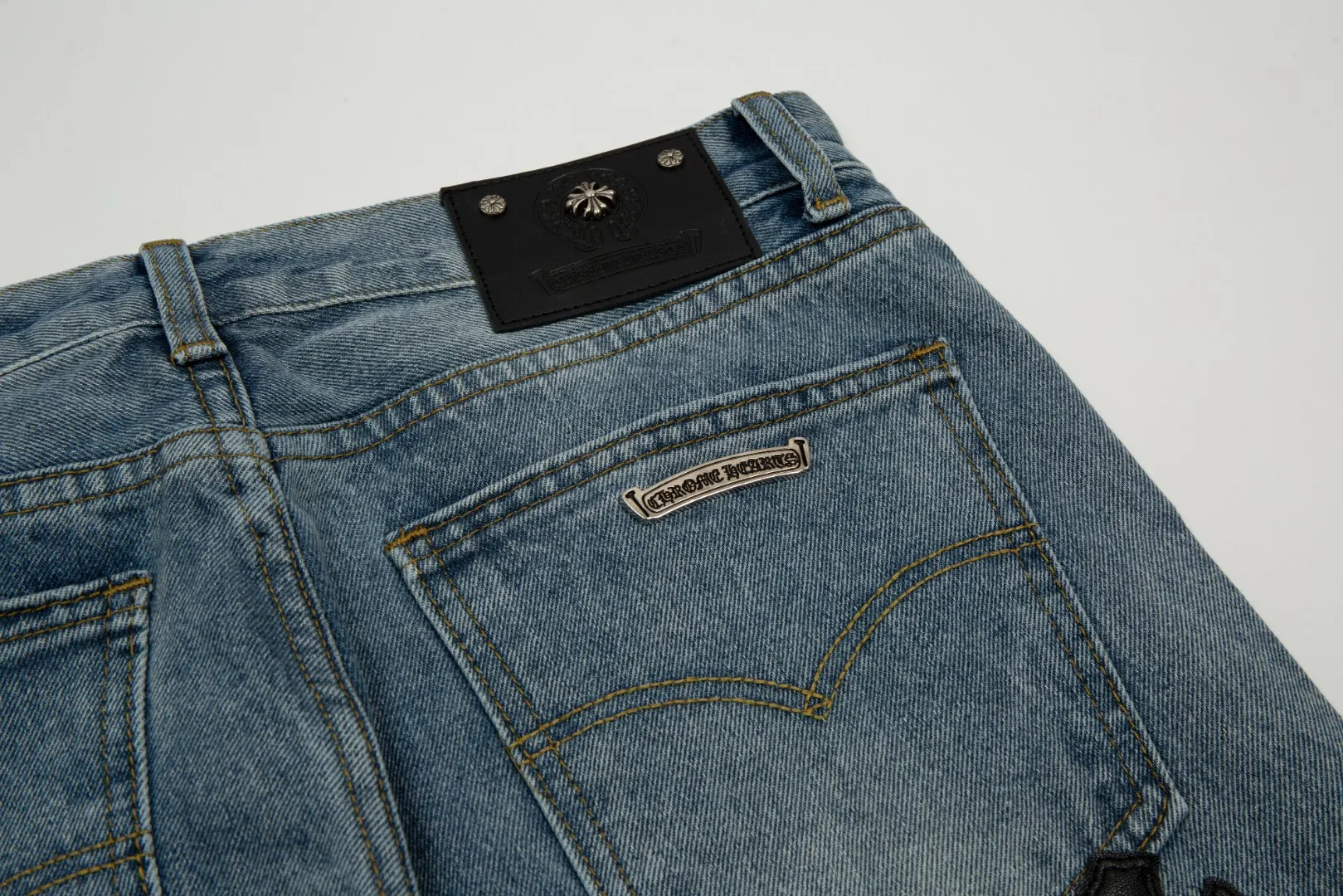KE920#P180 The only correct leather label version on the market Chrome Hearts CH Cross embroidery distressed jeans Top ceiling quality 100% correct version The correct version is here!  Believe me this must be the best quality you will ever come across! ! Excellent value for money! !  Styles with different washes and textures are very friendly to people with thin legs and thick legs. The straight version is very flattering to the shape of the legs. The moderate length is timeless and easy to match. It is the basis of various styles and a must-have in the wardrobe! ! Add a little stacking to easily control the clean fit trend that has exploded this year. The fabric is stiff but also makes the upper body soft without losing texture. The sides and cuffs of some styles have a bone-wash effect. The vintage flavor pops up all at once. It’s really hard not to love it! ✅Correctly customize the Croxin metal leather label on the back panel. It is not sold directly with the cross on the finished jeans. 1:1 copying strives for excellence and the details are perfectly grasped. ✅The cross leather label is clear and smooth. Exquisite turning top craftsmanship. ✅Buttons, zippers and hardware are all customized versions of the Croxin LOGO. ✅High-cost washing process. Size: 28 30 32 34 36 (5 sizes)